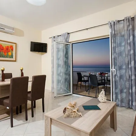Mavros Molos Seaside Apartment Kíssamos Exterior photo
